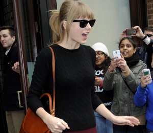 Shop Taylor Swift Ralph Lauren black sweater & Marc Cross handbag in New York